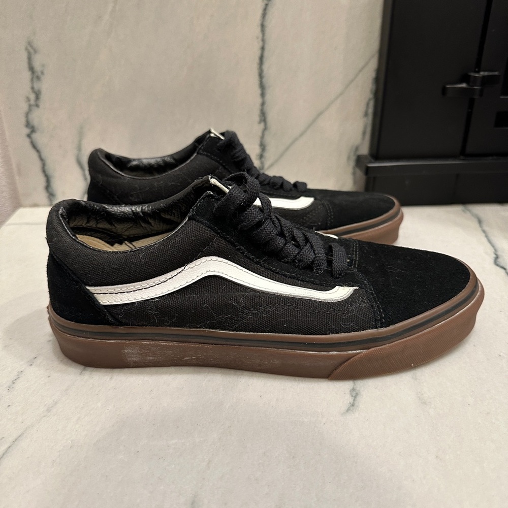 Vans Old Skool Black and White, Gum Sole Women’s 8.5/Men’s 7.0